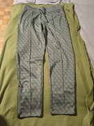 Spodnie oliwkowe Guess.