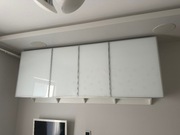 Szafka wisząca z półkami