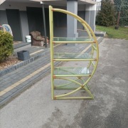 Odkryj elegancję i trwałość, regał z bambusa ze szklanymi półkami!