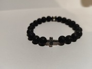 Bransoletka z kamienia wulkanicznego krzyżykiem 