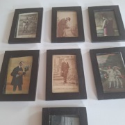 Stare obrazki w drewnianej ramce 