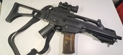 Zestaw airsoft: karabin + kolimator + magazynek + akcesoria