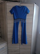 Kobaltowy komplet top z biżuteryjnym łańcuszkiem i spodnie dzwony 