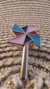 Przypinka wiatrak ok 3x1,5 cm