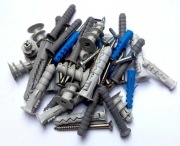 Kołki rozporowe koszulki wkręty haki kątowe 45 sztuk różne średnice