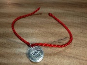 Czerwona nić z zawieszką.