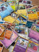 Mega Zestaw 100 kart Pokémon + album i puszka + GRATISY 