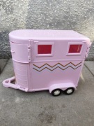 Lori Przyczepa dla Koni jest kompatybilna z Autkami Lori Kabryolet Pickup 