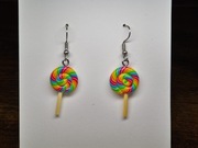 Kolczyki wiszące na biglu małe lizaki z modeliny fimo 