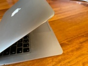 MacBook Air 13” i7 2.2 GHz / 8 GB RAM / macOS Monterey