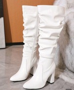 Piękne kowbojki bia) e za kolana