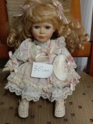 Kolekcjonerska sygnowana Lalka porcelanowa 30cm.siedzaca w super stanie