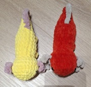 Aksolotl zrobiony na szydełku