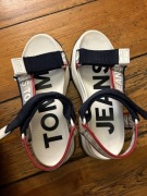 Hybrydowe sandały na grubej podeszwie Tommy Jeans 37