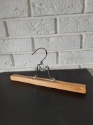 Wieszak drewniany na spodnie spodnice