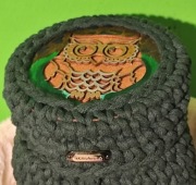 Ręcznie wykonany na szydełku koszyk średniej wysokości