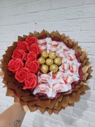 Bukiet stojący  róże mydlane plus ferrero i rafaello