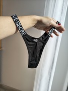 2 pack Stringi erotyczne sexi skąpe S z napisem love secret w kształcie V