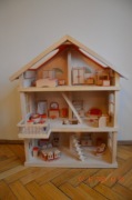 Domek drewniany dla lalek Goki z 4 zestawami mebelków Goki