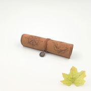 Piórnik szkolny zwijany skórzany jasny mat mapa.