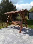 meble ogrodowe huśtawka bujawka drewniana z dachem z drewna z bali