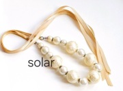 Duże wiązane korale Solar tasiemki kremowe pełowe