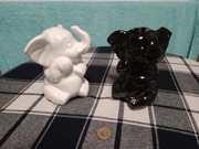 Dwa urocze słoniki z ceramiki.