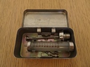 Strzykawka szklana 10 ml z pudełkiem metalowym, zestaw medyczny Prl