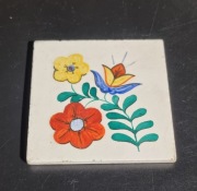Ręcznie malowana płytka, kafelek z czasów PRL