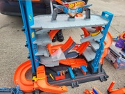 Garaż HotWheels z dodatkowymi elementami