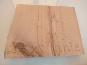 Deska do serwowania z litego drewna bukowego z napisem zjedz mnie