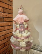 Tort z pieluszek - idealny prezent na baby shower dla dziewczynki