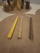 Świeczka z wosku pszczelego  wys 19 cm średnica około 2 cm