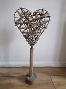 Drewniana dekoracja metalowe serce na nodze boho 69 cm