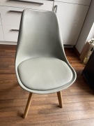 Używane krzesła do jadalni/salonu – 2 szt., nowoczesny design, stan dobry