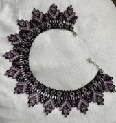 Krywulka, sylianka. Fioletowy naszyjnik z koralików