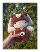 Kroliczek w stroju misia wykonany na szydelku