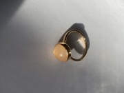 Pierścionek pozłacany z czarnym kamieniem