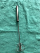 Trzepaczka do jajek po naciśnięciu obraca się końcówka na sprężynie