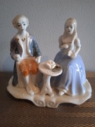 Figurka z porcelany, Para przy stoliku 