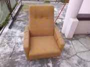 Fotel na kółkach fotele PRL materiałowy wzór żółty złoty materiał