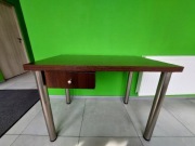 Stolik w kolorze ciemny orzech