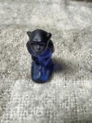 STOCKHOLMS GLASBRUK KOBALTOWA FIGURKA Małpy