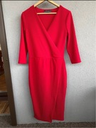 Czerwona sukienka kopertowa w prążki z rozcięciem S