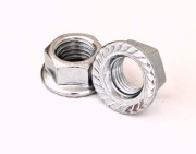 Nakrętka M10x1,25 z kołnierzem przelotowa samokontrująca do dystansów