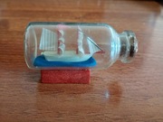 Miniaturowy statek w butelce – 6 cm – dekoracja / pamiątka (B25)