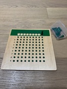 Tablica do nauki dzielenia z koralikami i pionkami Montessori