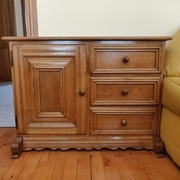 Komoda wykonana z dębu rustykalnego. Kolor brąz