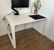 Solidne ciężkie, białe biurko ze stalowym stelażem