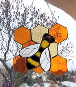 Witraż szklany, pszczoła I plaster miodu